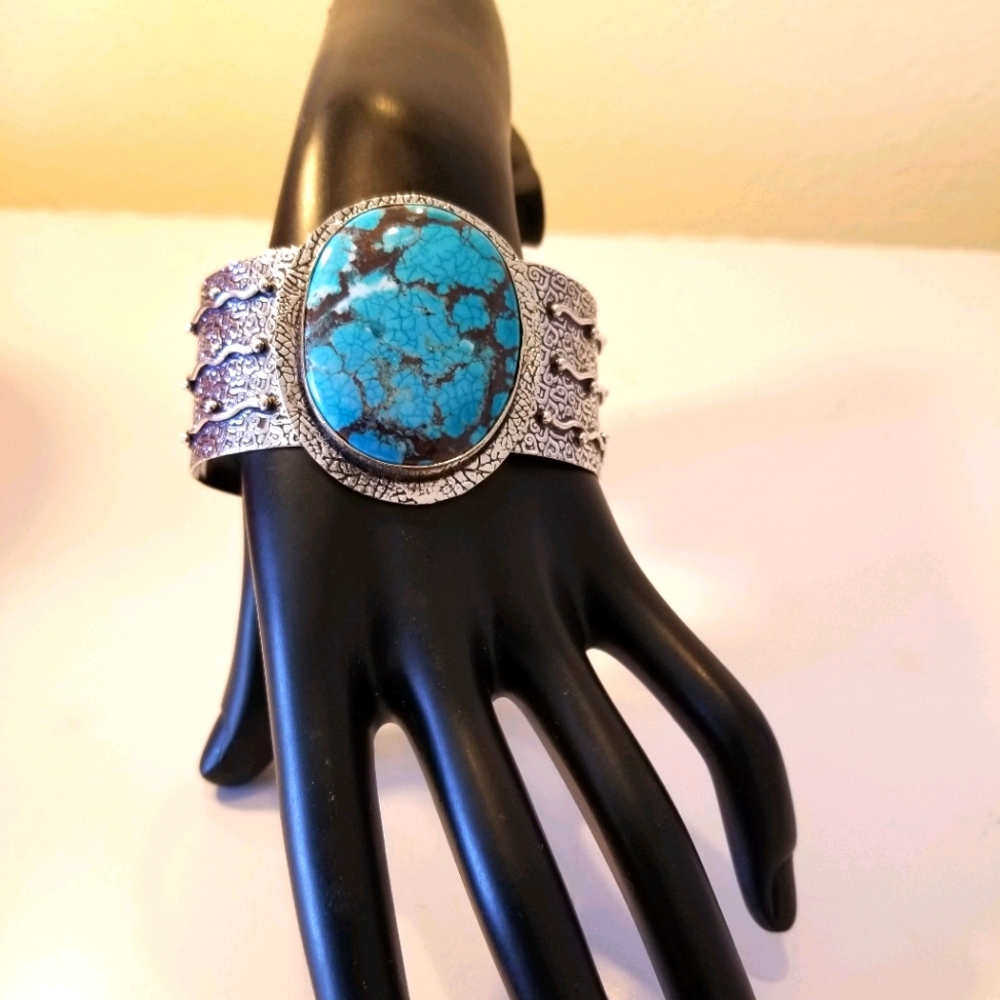 ENTICING BRACELET NWOT